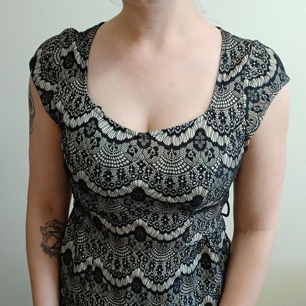 Cream and‎ black lace pencil dress, size small - Picture 4 of 7